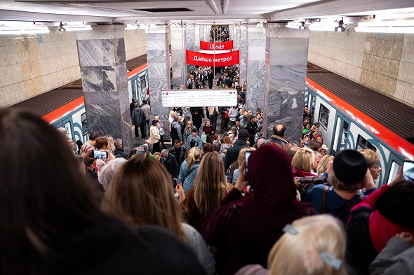 Dünyanın en yoğun raylı taşıma sistemlerinden biri olan Moskova Metrosu, 90. yıldönümünü tarihi sergiler ve ileri teknoloji yatırımlarıyla kutluyor.