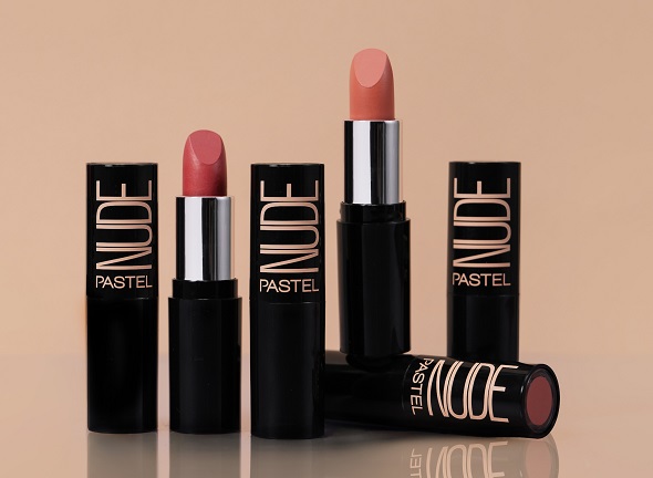 2025’in Sessiz Ama Güçlü Güzellik Trendi: Nude Rujlar